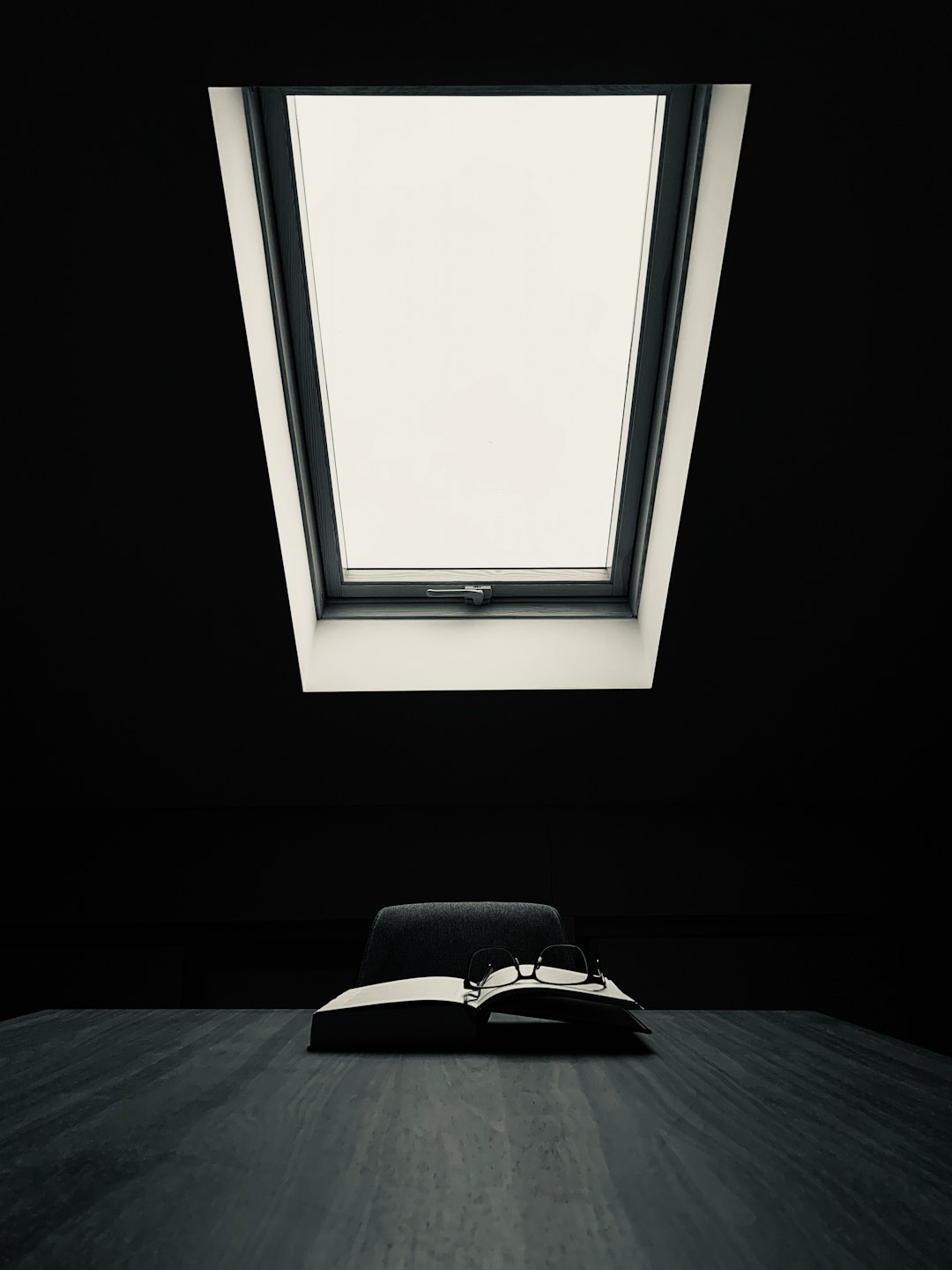 Occhiali da lettura su un libro aperto su una scrivania.