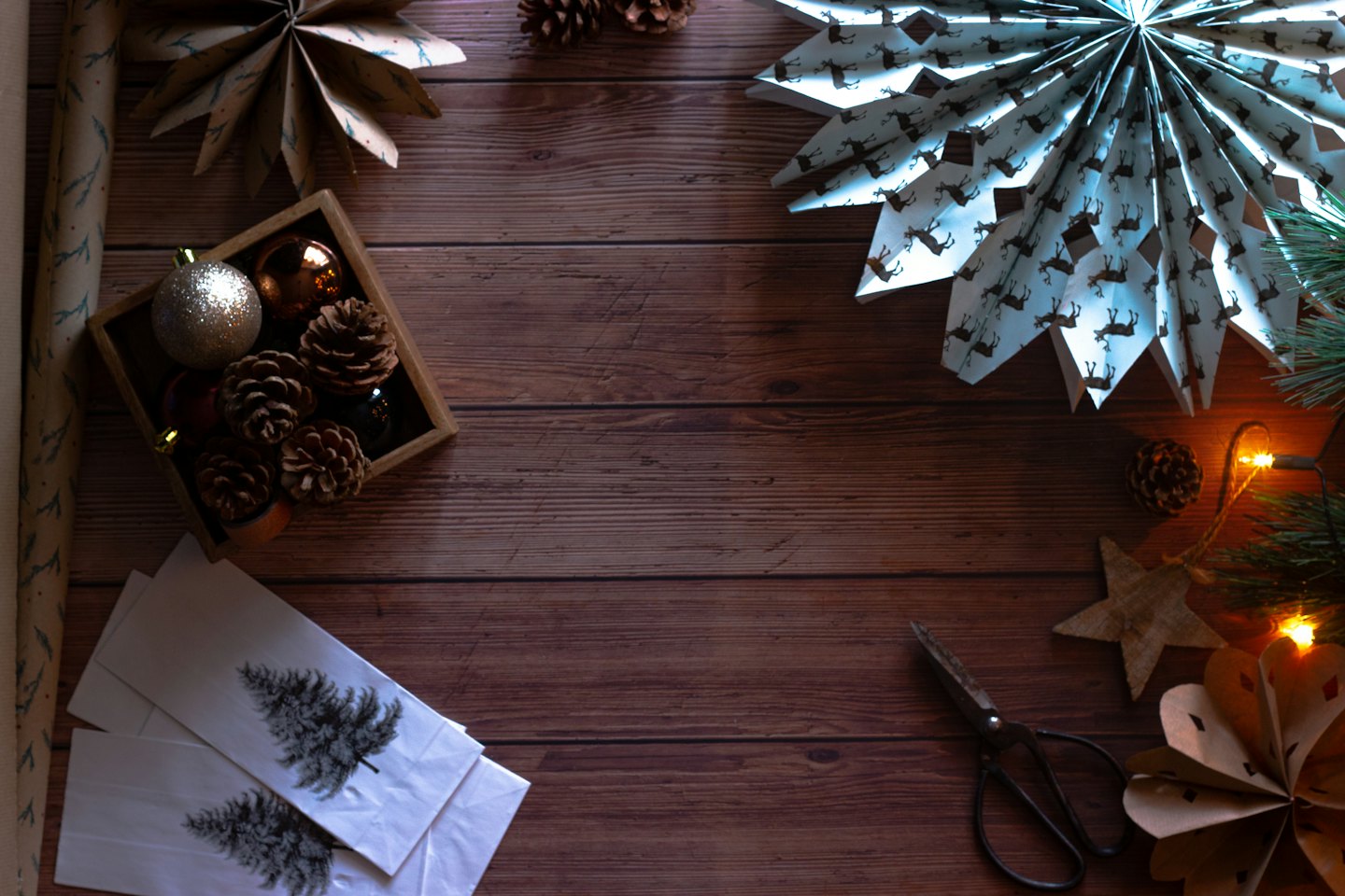 Materiali per lavoretti e decorazioni festive disposti su un tavolo.